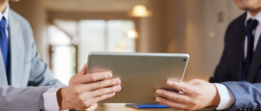 摄图网_507715417_wx_向客户介绍产品的商务人士形象(企业商用)